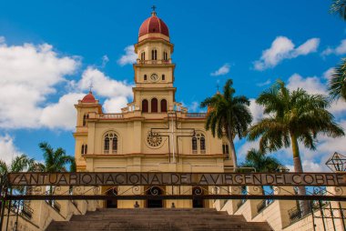 Giriş kapısı Basilica Virgen de la Caridad. Kutsal bakire Meryem için adanmış Roma Katolik küçük Katolik Katedrali. El Cobre, Santiago de Cuba, Cuba.