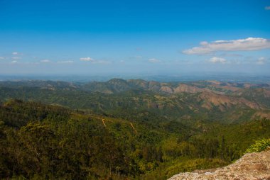 Üstten La Gran Piedra Milli Parkı, Santiago de Cuba, Cuba yakınındaki Sierra Maestra dağ aralıktaki büyük Rock görünüm