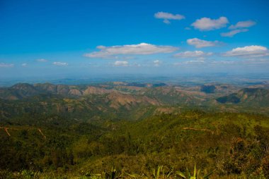 Üstten La Gran Piedra Milli Parkı, Santiago de Cuba, Cuba yakınındaki Sierra Maestra dağ aralıktaki büyük Rock görünüm