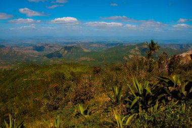 Üstten La Gran Piedra Milli Parkı, Santiago de Cuba, Cuba yakınındaki Sierra Maestra dağ aralıktaki büyük Rock görünüm