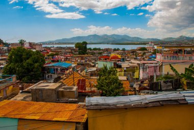 Santiago de Cuba, Cuba: Top bloklar ve eski şehir sokakları görünümü.