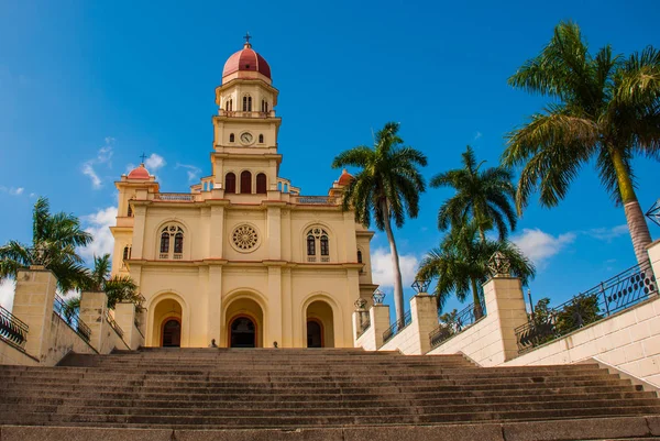 大教堂 Virgen de Caridad 关闭。罗马天主教小天主教大教堂献给圣母玛利亚。古巴圣地亚哥 El Cobre. — 图库照片