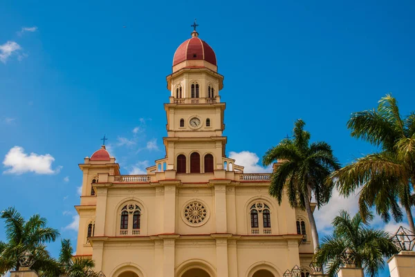 Basílica Virgen de la Caridad de cerca. Catedral católica menor católica dedicada a la Santísima Virgen María. El Cobre, Santiago de Cuba, Cuba . — Foto de Stock