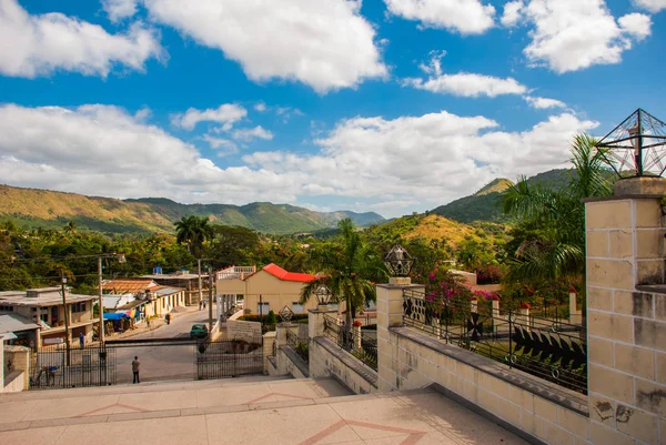 Pohled od chrámu Basilica Virgen de la Caridad. Římsko-katolická menší katolická katedrála věnované Panně Marii. El Cobre, Santiago de Cuba, Kuba. — Stock fotografie