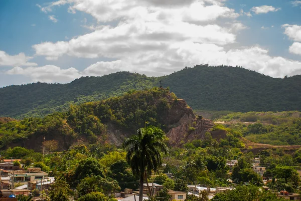 Een panoramisch uitzicht op de bergen en het platteland van de tempel basiliek Virgen de la Caridad. . El Cobre, Santiago de Cuba, Cuba. — Stockfoto