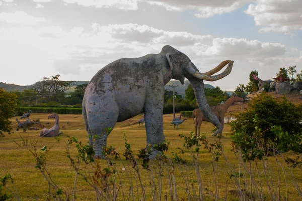 猛犸象雕像 史前动物模型 雕塑在国家公园的谷在 Baconao 圣地亚哥 — 图库照片