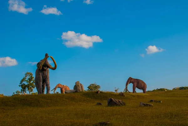 Des Statues Mammouths Dans Clairière Modèles Animaux Préhistoriques Sculptures Dans — Photo