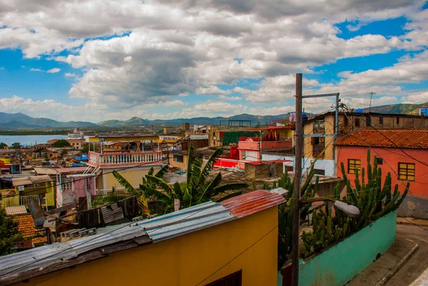 Santiago de Cuba, Cuba: Vista superior das quadras e ruas da cidade velha . — Fotografia de Stock