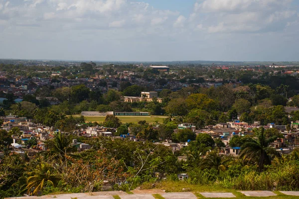 Santa Clara, Cuba: La vista desde la colina de la ciudad . — Foto de Stock