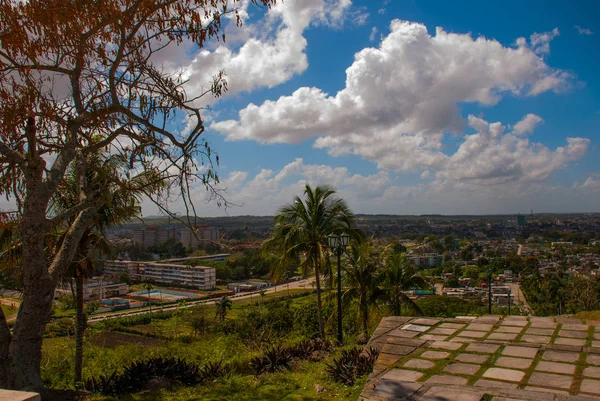 Santa Clara, Cuba: Het uitzicht vanaf de heuvel van de stad. — Stockfoto