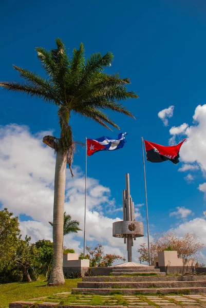 Santa Clara, Cuba: Monument van de Lomo del Capiro in Santa Clara. Attractie op de heuvel van de stad. Ontwikkeling van de vlag van Cuba. — Stockfoto