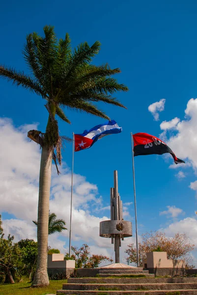 Santa Clara, Cuba: Monumento al Lomo del Capiro en Santa Clara. Atracción en la colina de la ciudad. Desarrollando la bandera de Cuba . — Foto de Stock