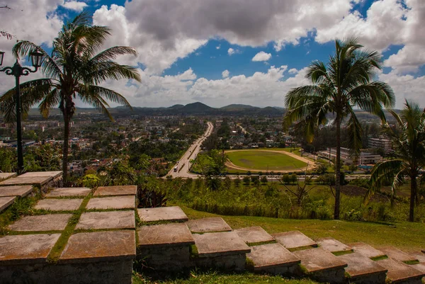 サンタクララ, キューバ: 街の丘からの眺め。ステップ ダウン状態になります。. — ストック写真