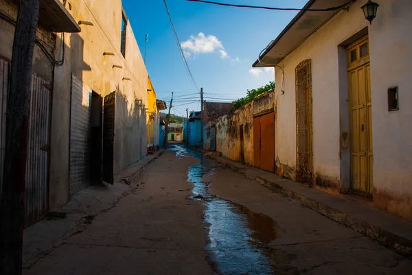 Trinidad, Kuba: Trinidad, Kuba: lokal street med traditionella kubanska hus. — Stockfoto