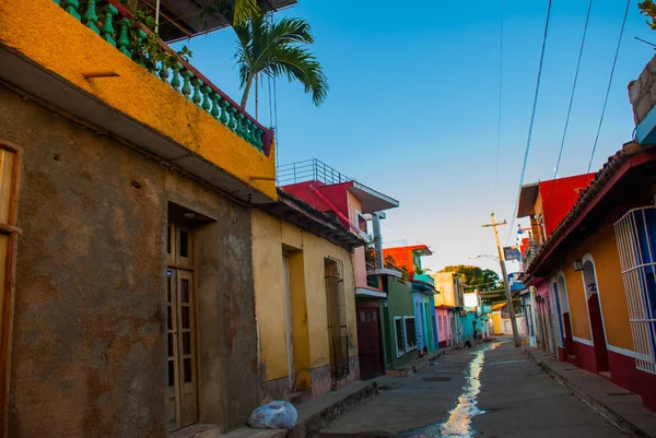 Trinidad, Cuba. Strada locale con case tradizionali cubane . — Foto Stock