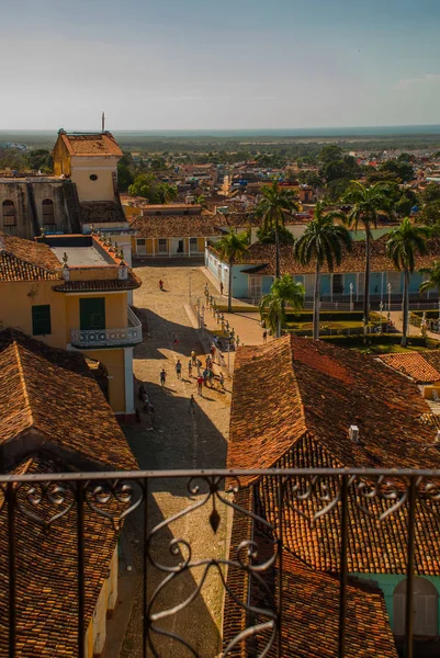 Utsikt över staden Trinidad på Kuba. Plaza mayor och den Heliga treenighetens kyrka — Stockfoto