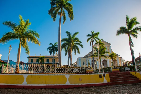 Trinidad, Cuba. Plaza Mayor e Iglesia de la Santísima Trinidad . — Foto de Stock