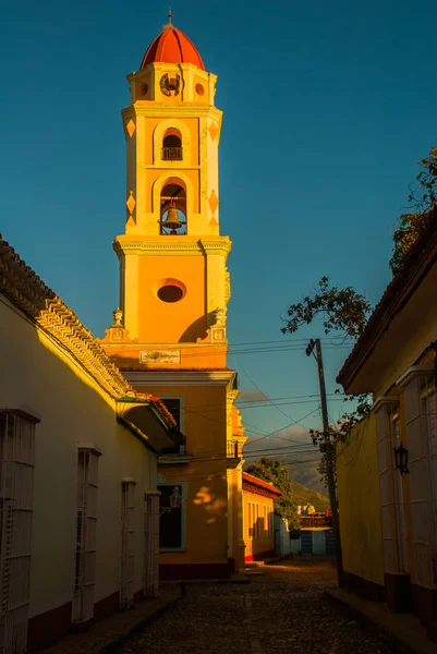 Trinidad, Kuba. Klocktornet i San Francisco de Asis. Gata i centrum av den kubanska staden — Stockfoto