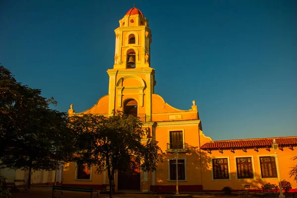 Trinidad, Cuba. El campanario de San Francisco de Asis. Calle en el centro de la ciudad cubana —  Fotos de Stock
