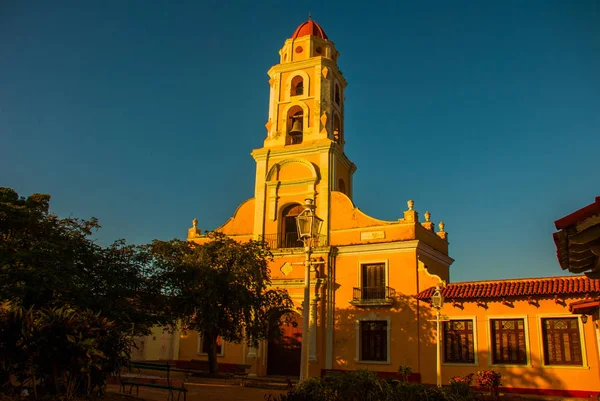 Trinidad, Cuba. A torre sineira de São Francisco de Asis. Rua no centro da cidade cubana — Fotografia de Stock