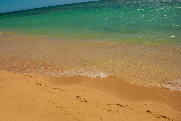 Paradise beach, a sárga homok és Kuba a Karib-tenger kék. Trinidad. Ancona Beach. — Stock Fotó