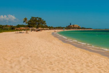 Güzel plaj, Playa vızıldamak Trinidad, Küba yakınındaki. Sarı kum ve turkuaz deniz manzara.