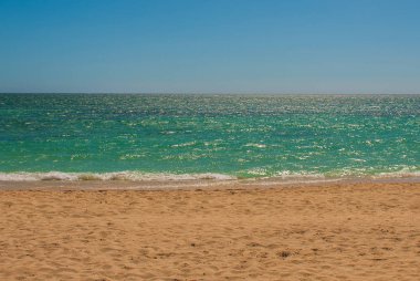 Cennet plaj ile sarı kumu ve Karayip Denizi Küba'da mavi. Trinidad. Ancona Beach.