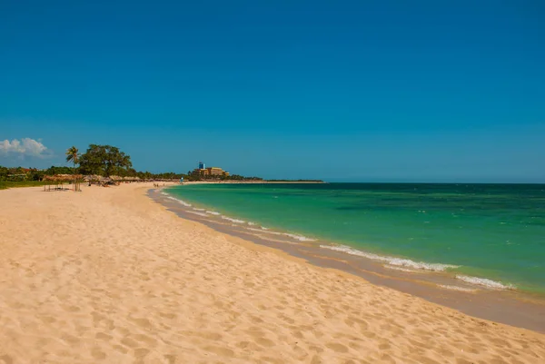 A bela praia de Playa Ancon perto de Trinidad, Cuba. Paisagem com areia amarela e mar azul-turquesa . — Fotografia de Stock