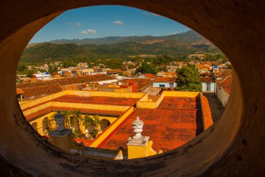Üstten Görünüm dairesel bir pencere Küba şehir. Trinidad, Küba