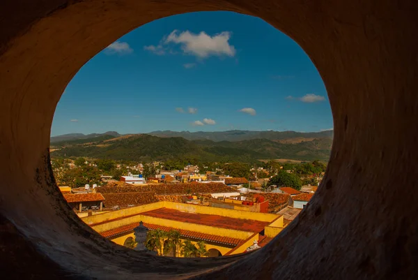 Vista superior da cidade cubana a partir de uma janela circular. Trinidad, Cuba — Fotografia de Stock