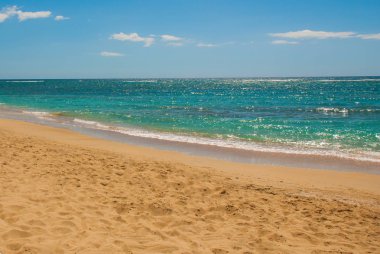 Cennet ile sarı kum manzara ve Karayip Denizi mavi. Cienfuegos, Cuba, Rancho Luna Beach.