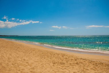 Cienfuegos, Cuba, Rancho Luna Beach. Karayip Denizi yüzey yaz dalga geçmiş. Egzotik su yatay, ufukta bulutlar.