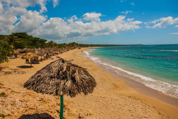 Paisaje tropical con arena amarilla, mar azul del Caribe, palmeras de coco y sombrillas. Cienfuegos, Cuba, Playa Rancho Luna . — Foto de Stock