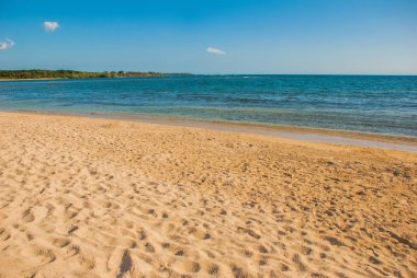 Cennet ile sarı kum manzara ve Karayip Denizi mavi. Cienfuegos, Cuba, Rancho Luna Beach.