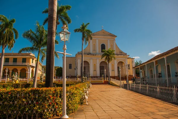 Trinidad, Küba. Plaza mayor ve Holy Trinity Kilisesi.