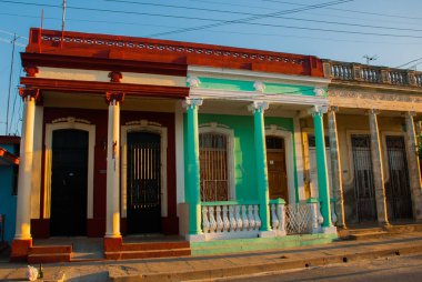 Cienfuegos, Cuba: Geleneksel koloni tarzı ev. Küba kentin yerel sokak görünümü.