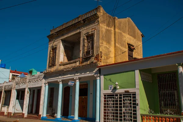 Сьенфуэгос, Куба: Вид на традиционную местную улицу в кубинском городе . — стоковое фото