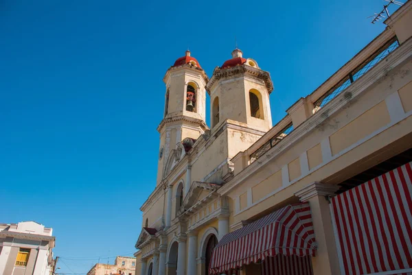 CIENFUEGOS, CUBA: Catedral da Imaculada Conceição, Praça José Marti. A Catedral em estilo neoclássico no centro da cidade no fundo do céu azul — Fotografia de Stock