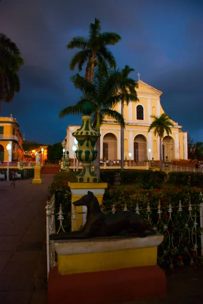 Trinidad. Cuba. Iglesia de la Santísima Trinidad. Tarde en la noche. Paisaje nocturno —  Fotos de Stock