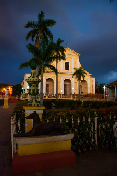 千里。古巴。圣三位一体教会。深夜。夜风景 — 图库照片