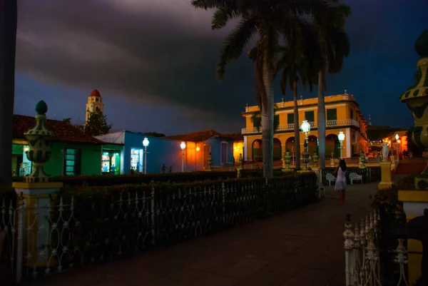 Trinidad, Cuba. Plaza Mayor et église de la Sainte Trinité. Tard dans la soirée. Paysage nocturne — Photo