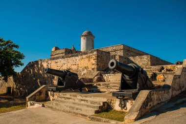 Eski yıpranmış toplar ve çekim Fuar duvarları yakınında Jagua kale Fortaleza de Jagua. Cienfuegos, Cuba.