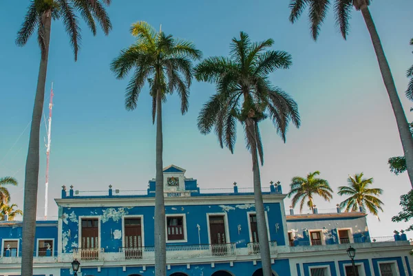 Cienfuegos, Cuba: El edificio azul con los cocoteros . — Foto de Stock