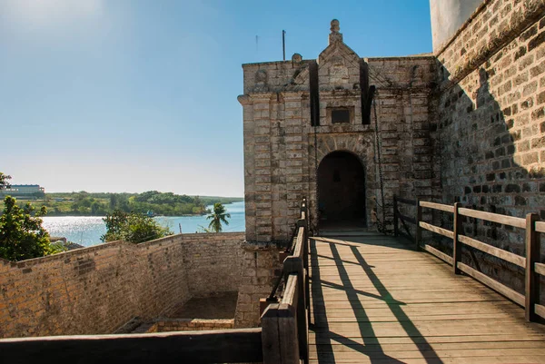 Entrada para a antiga fortaleza Fortaleza de Jagua. Cienfuegos, Cuba . — Fotografia de Stock