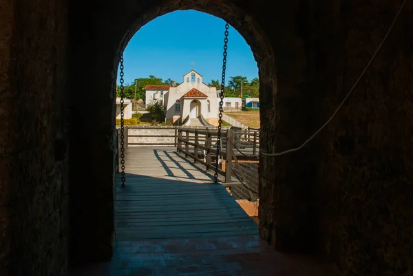 L'ingresso alla vecchia fortezza, un ponte sospeso in legno sulle catene. Fortaleza de Jagua. Cienfuegos, Cuba . — Foto Stock