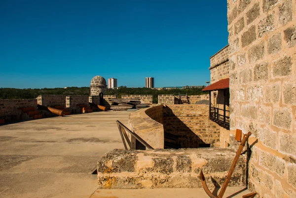 Cienfuegos, Cuba: Exposición de cañones y tiros envejecidos cerca de las murallas de la fortaleza de Jagua. Fortaleza de Jagua . — Foto de Stock