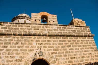 Eski kale duvarı ve çan. Castillo de Jagua Kalesi sur. Eski Kalesi Küba'da. Cienfuegos.