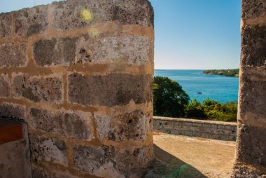 Büyük taş duvarlar ve Bay görünümünü. Eski kale Fortaleza de Jagua. Castillo de Jaguar. Küba, Cienfuegos.