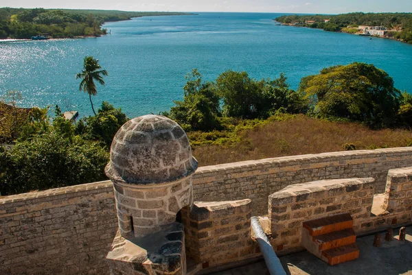 湾と大砲で城壁の上から見る。要塞フォルタレザ ・ デ ・ Jagua。キューバ シエンフエゴス. — ストック写真