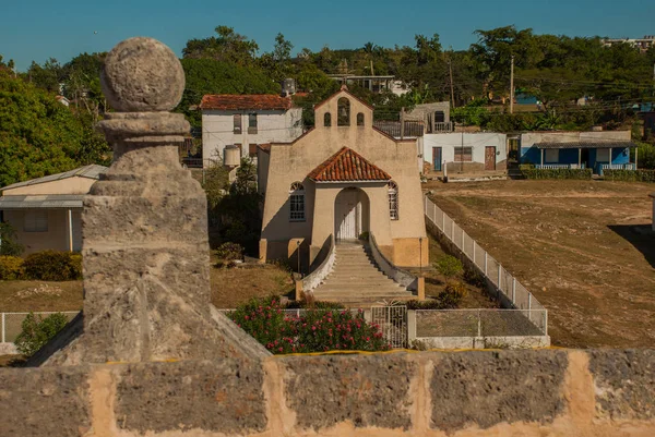 Kleine katholieke kerk in een dorp in de buurt van de stad Cienfuegos, Cuba. — Stockfoto